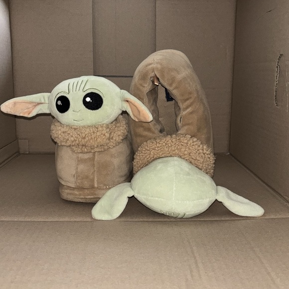 STAR WARS & AMERICAN EAGLE OUTFITTERS Grogu yoda soft slippers Small/medium. - Picture 5 of 10